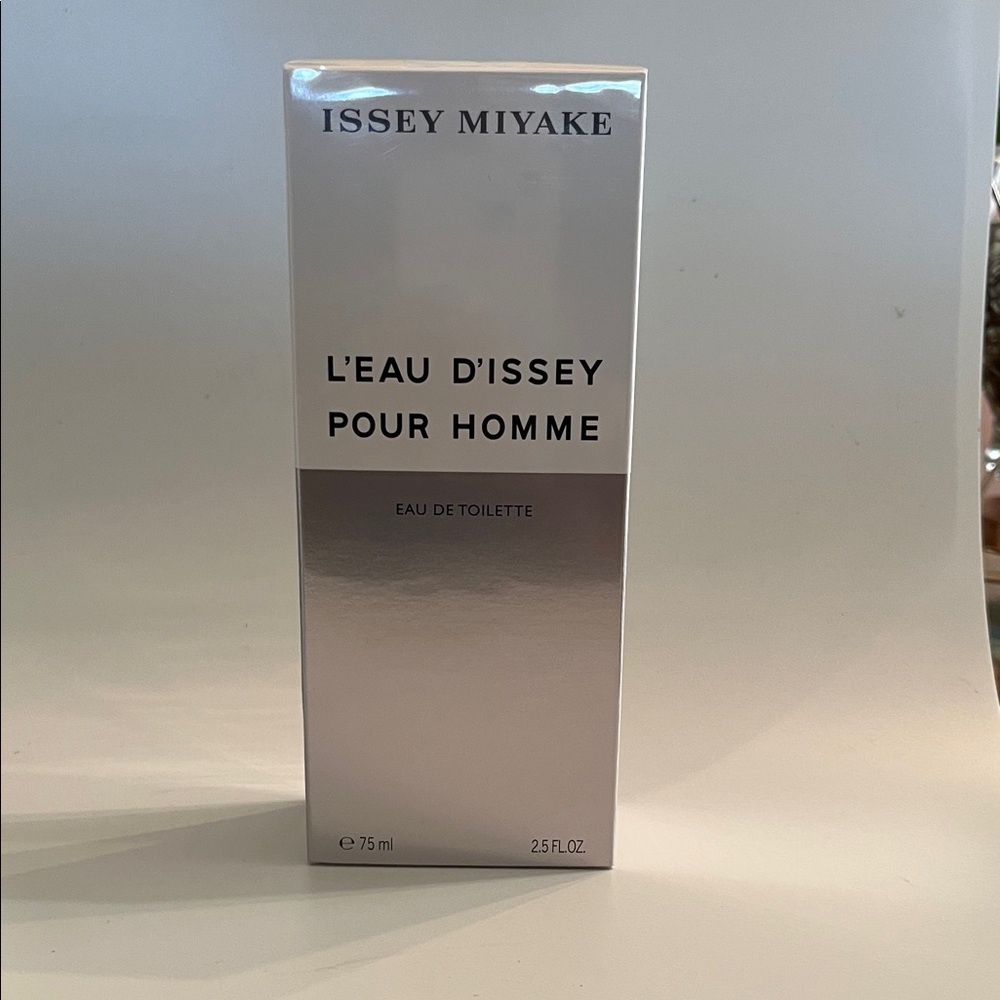 Issey Miyake L'Eau d'Issey Pour Homme - Silver and White Box